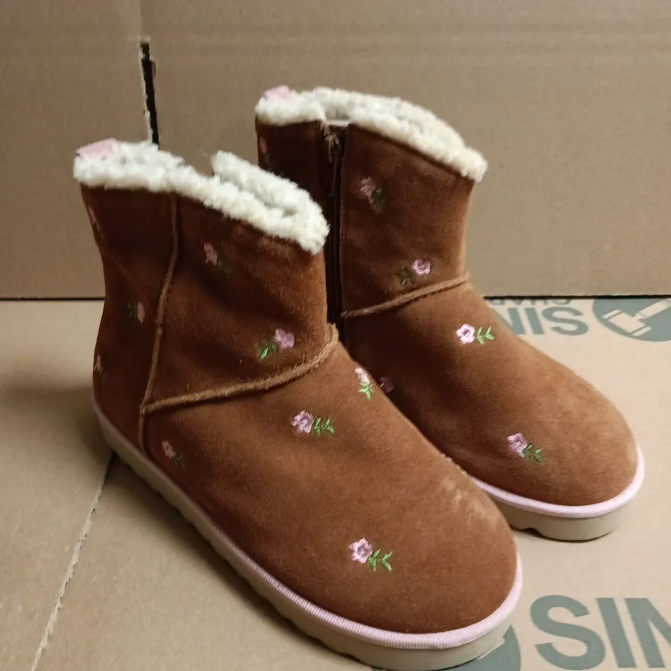 PAIR OF MINI BODEN KIDS BOOTS – UK 2.5 