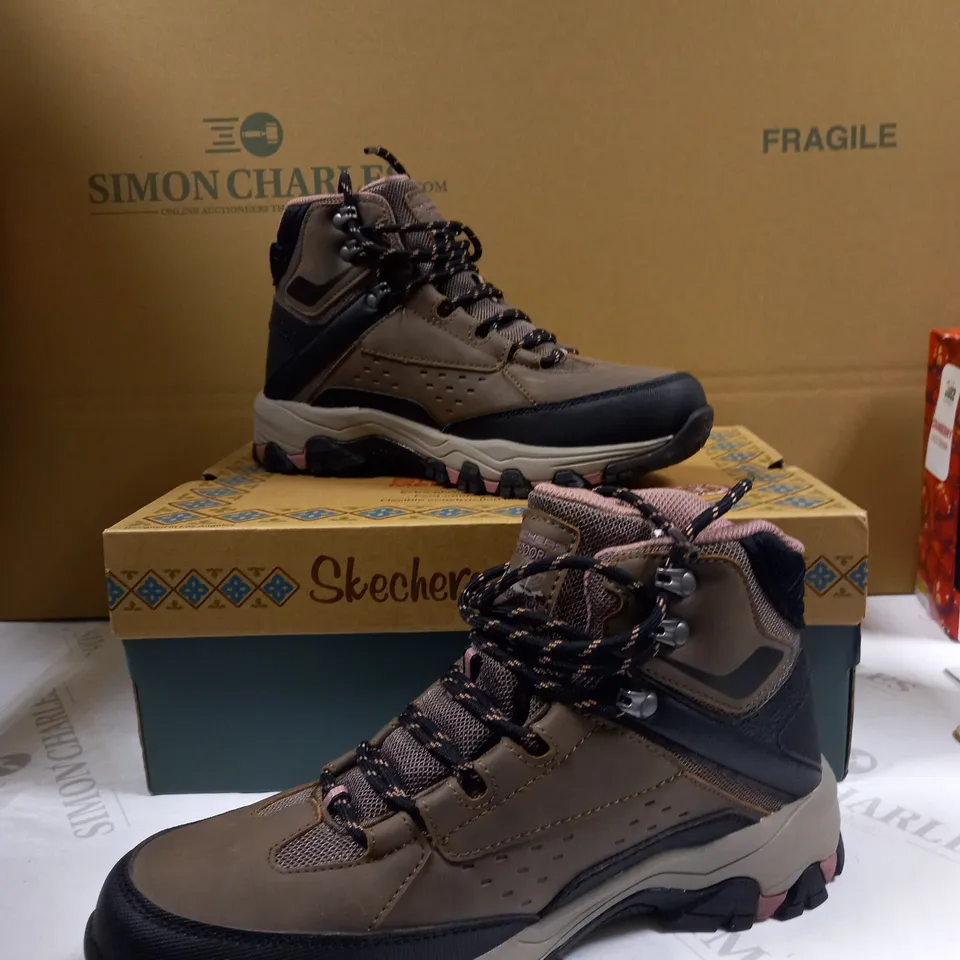 SKETCHERS CHOCOLATE HIKING BOOTS - SIZE 6