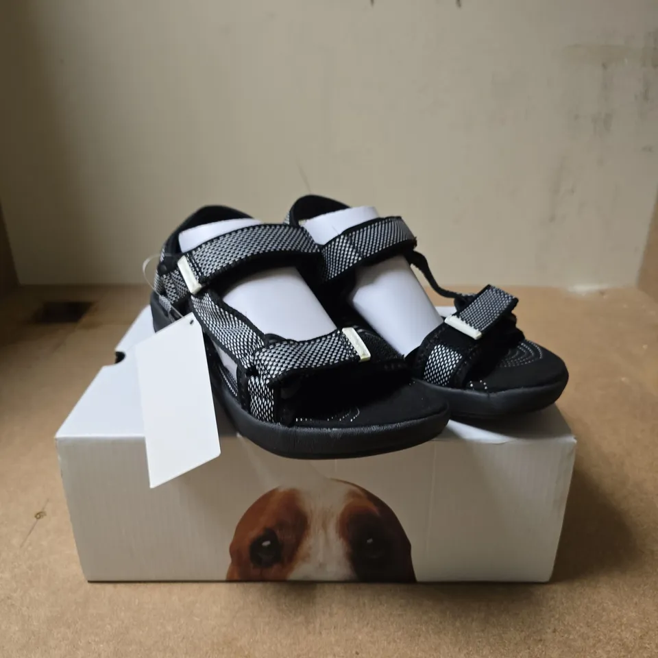 HUSH PUPPIES SARA SANDAL – BLACK, UK 4