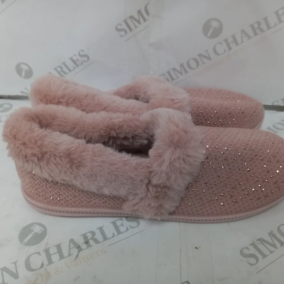 SKYE COZY SLIPPER PINK SIZE 6.5