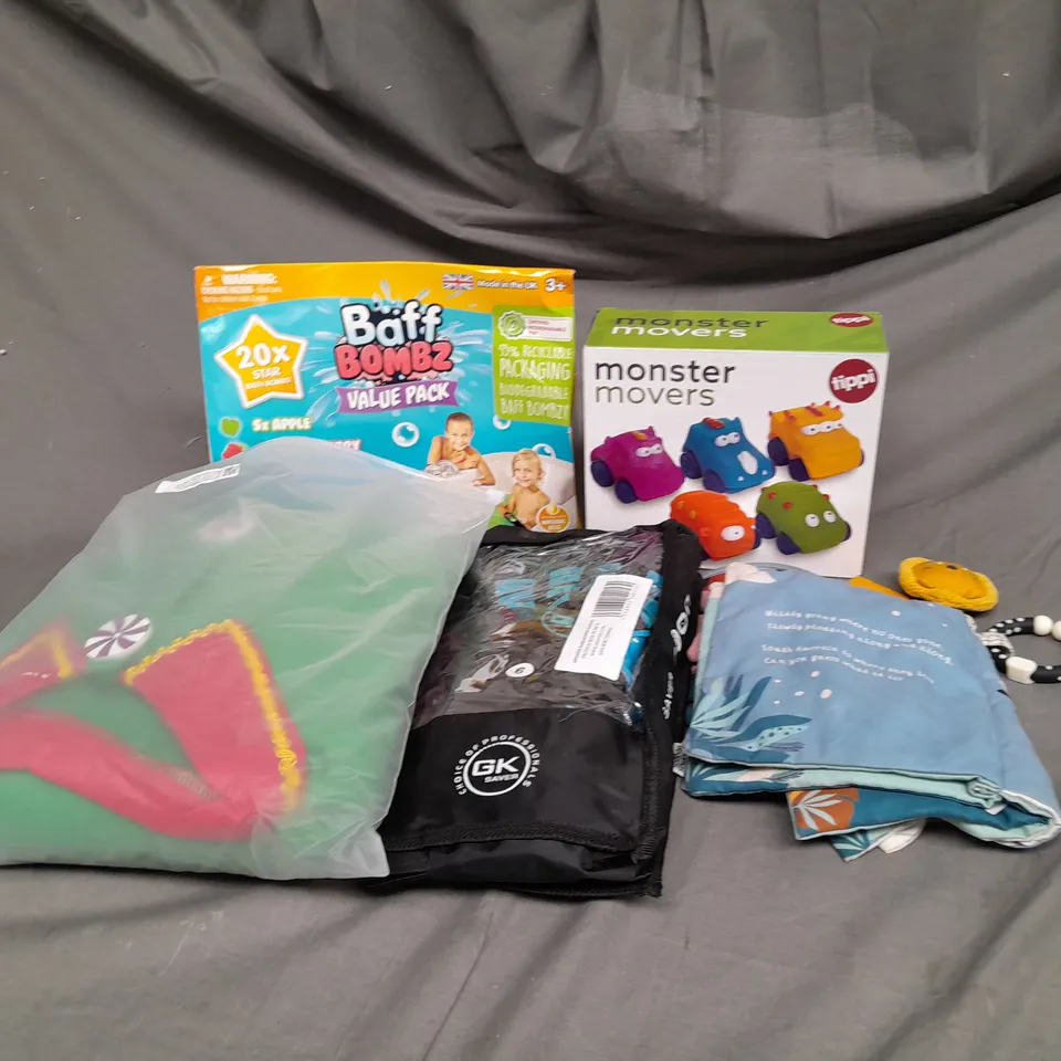 LARGE BOX OF ASSORTED TOYS AND GAMES TO INCLUDE MONSTER MOVERS, BAFF BOMBZ AND FANCY DRESS