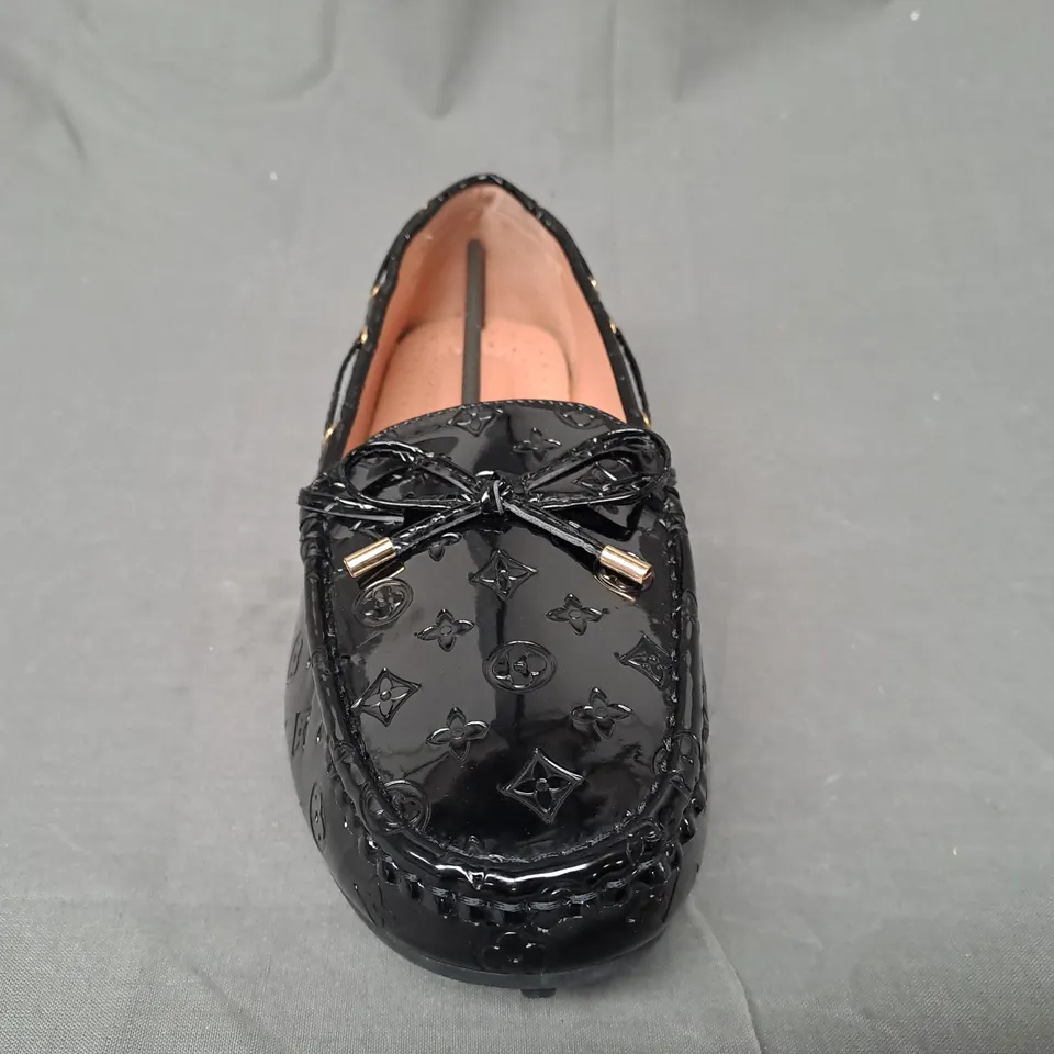 BOXED PAIR OF DESIGNER LOAFERS IN BLACK EU SIZE 42