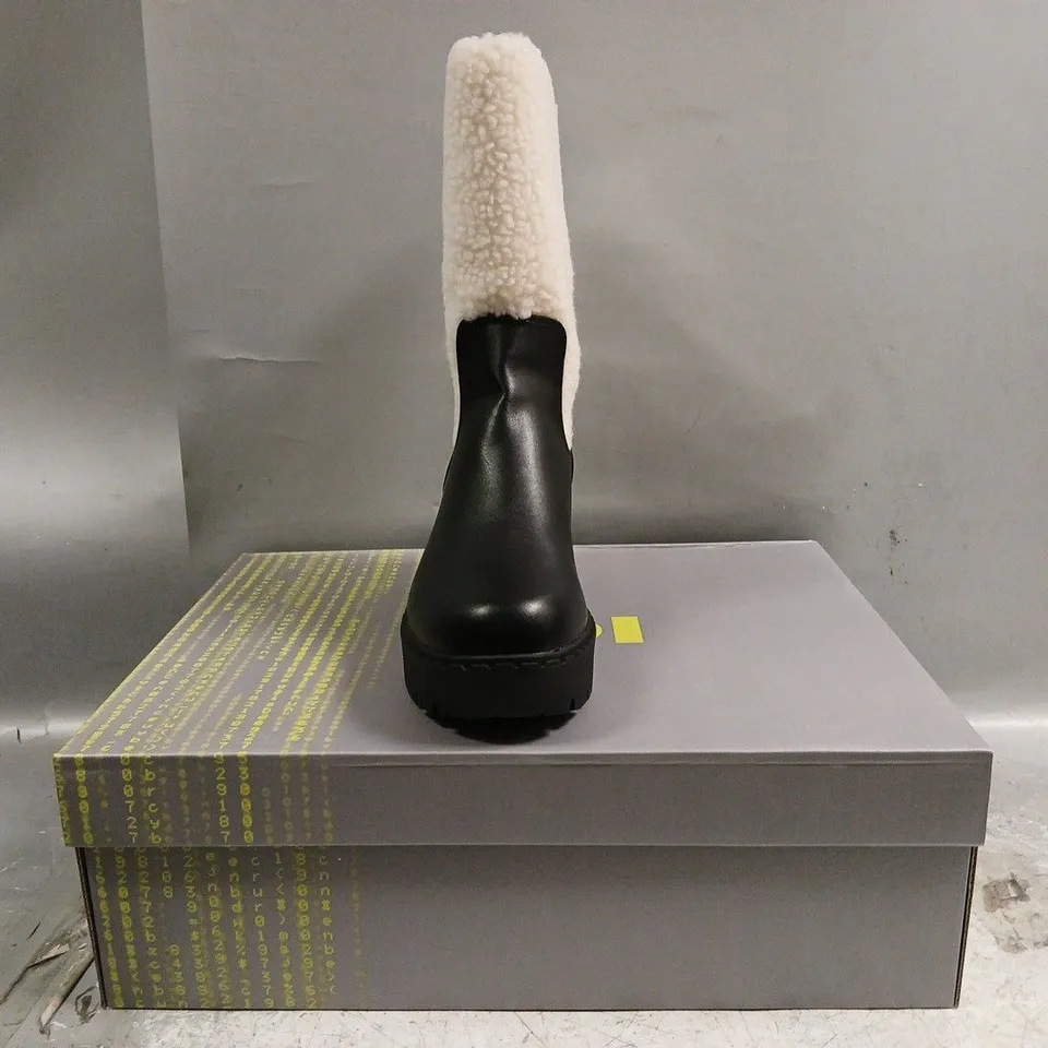 BOXED PAIR OF KOI TEXEL SHEARLING SWITCH BOOTS IN BLACK SIZE UK 10