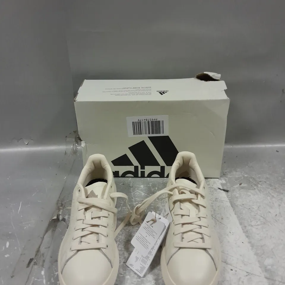BOXED PAIR OF ADIDAS ADVANTAGE PREMIUM TENNIS UK 7.5