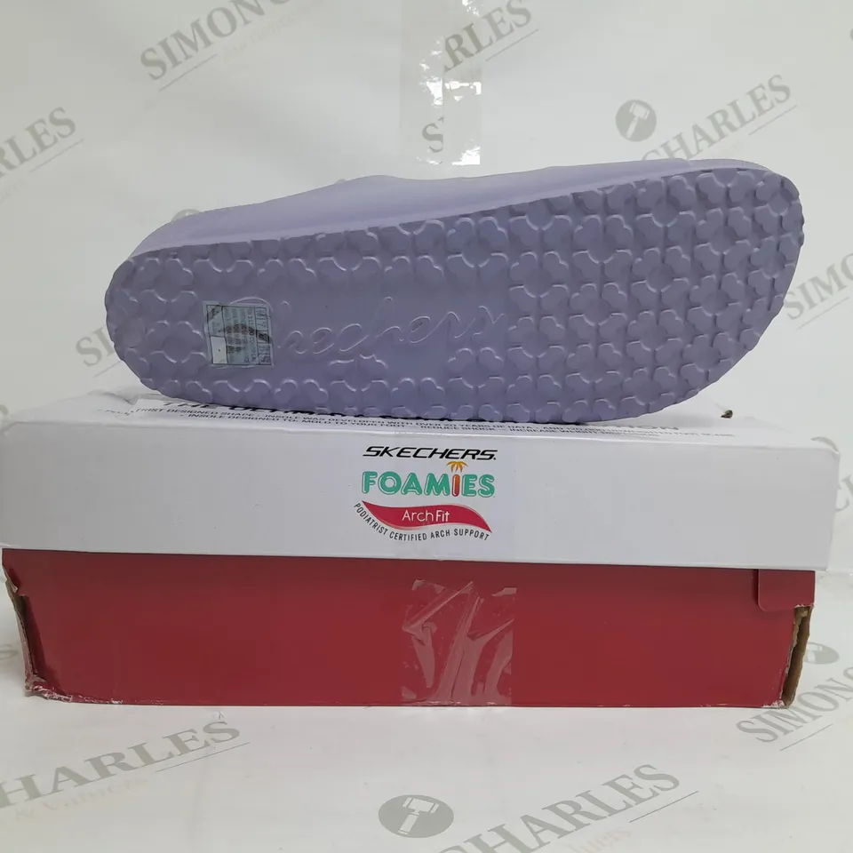 BOXED PAIR OF SKECHERS ARCH FIT FOAMIES SLIDE SANDALS IN LAVENDER SIZE 7