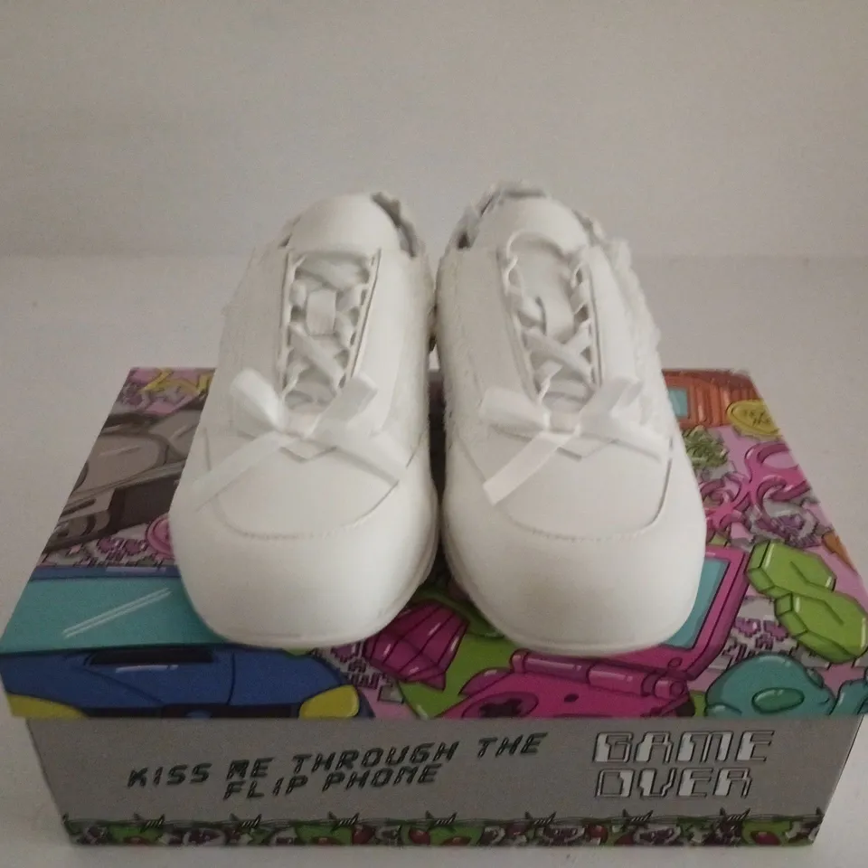 BOXED PAIR OF KOI SPELLBOUND MOUSE LACE UP PUMPS – WHITE, UK SIZE 6