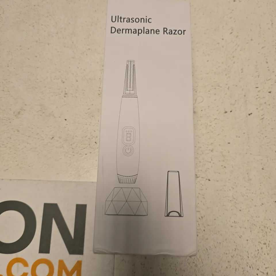 TOTE OF APPROXIMATELY 15 ASSORTED ITEMS TO INCLUDE: ULTRASONIC DERMA PLANE RAZOR