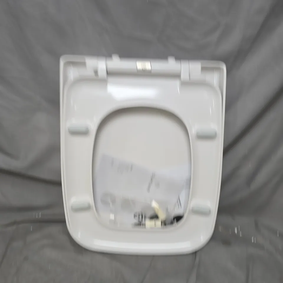 BOXED WHITE TOILET SEAT WITH LID – UNIVERSAL FIT