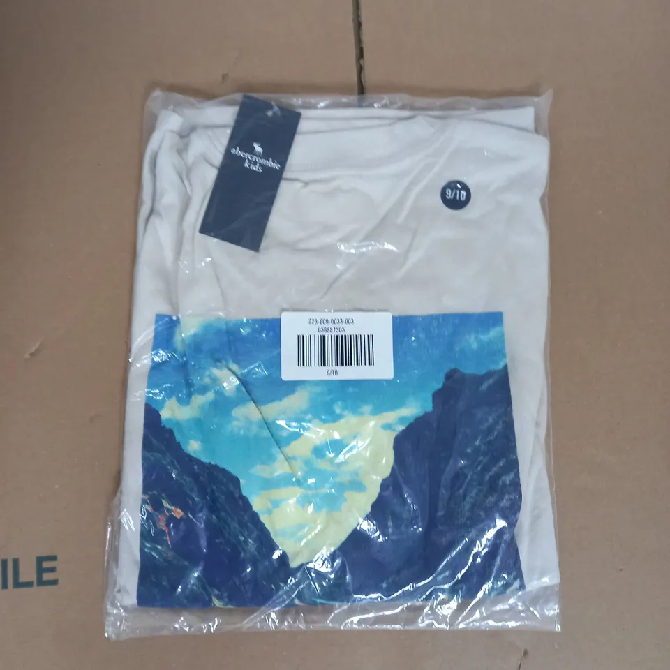ABERCROMBIE KIDS PRINTED TEE IN BEIGE SIZE 9/10