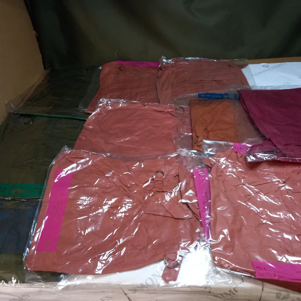 LOT OF APPROX 10 ASSORTED CLOTHING ITEMS IN VARIOUS SIZES