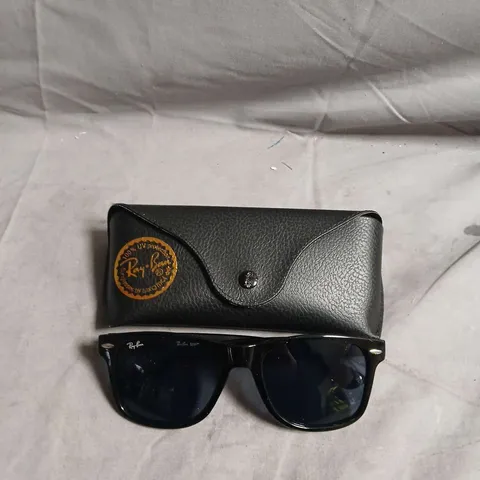 RAY-BAN SUNGLASSES – BLACK FRAME