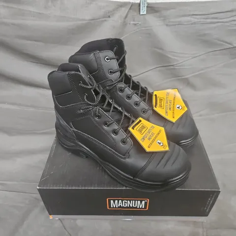 BOXED PAIR OF MAGNUM ROADMASTER COMPOSITE TOE WORK BOOTS IN BLACK - UK 10