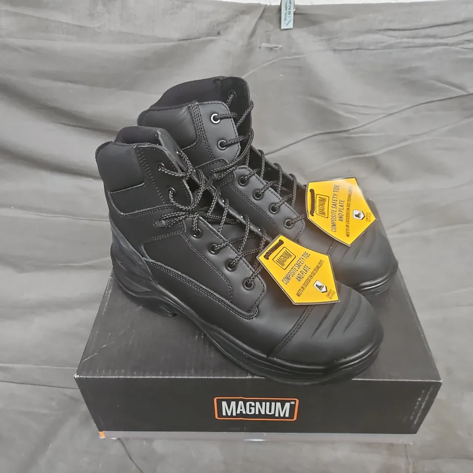 BOXED PAIR OF MAGNUM ROADMASTER COMPOSITE TOE WORK BOOTS IN BLACK - UK 10
