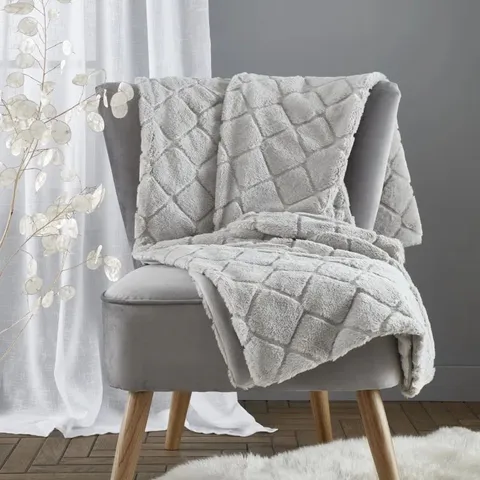 COSY DIAMOND FAUX FUR SOFT THROW 130 × 170cm