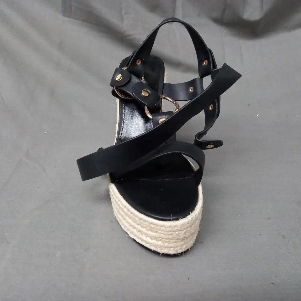 BOXED PAIR OF DANIEL SERENITY PLATFORM HIGH WEDGE SANDALS IN BLACK EU SIZE 40