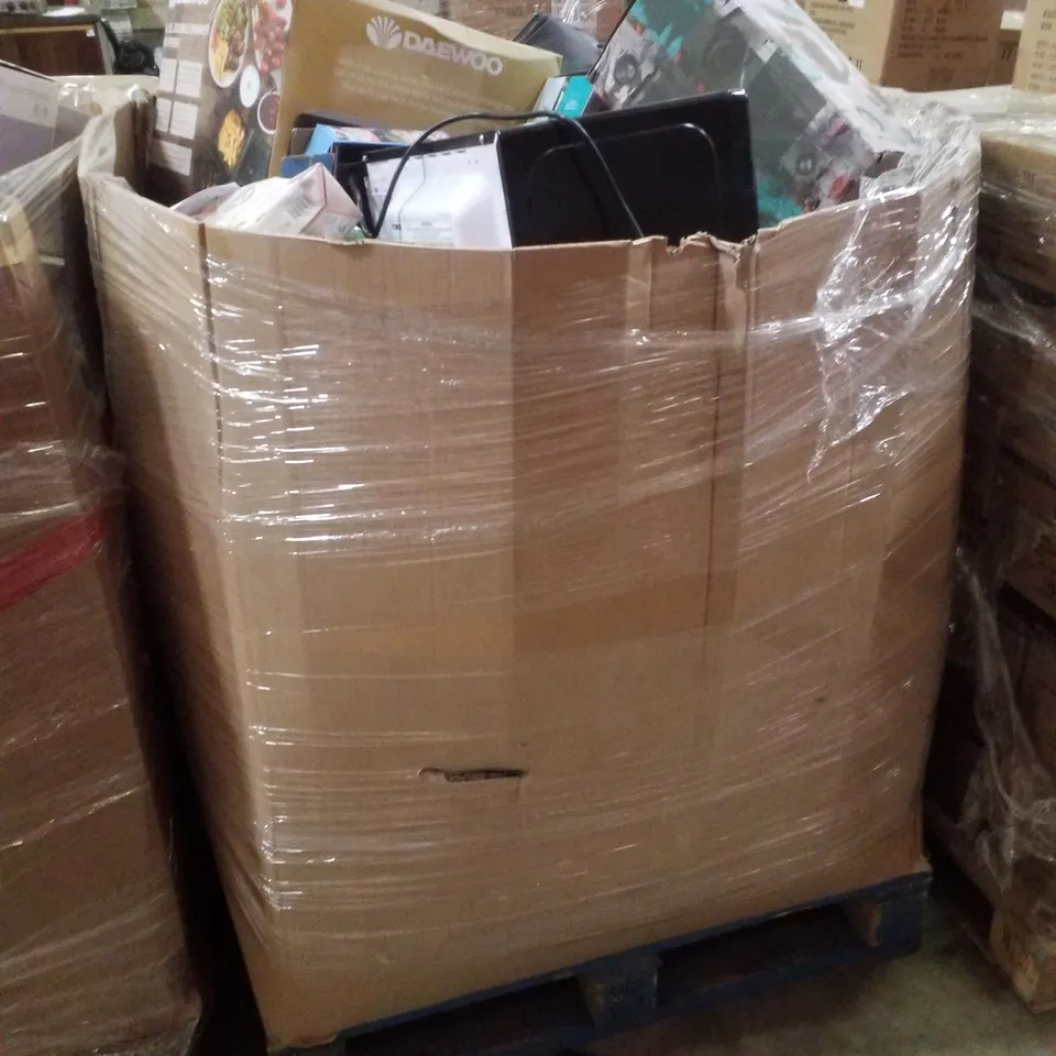 PALLET CONTAINING ASSORTED PRODUCTS INCLUDING AIR FRYERS, MICROWAVE, GARDEN HOSE, BIRDSONG CLOCK & 2-IN-1 JUG BLENDER AND GRINDER