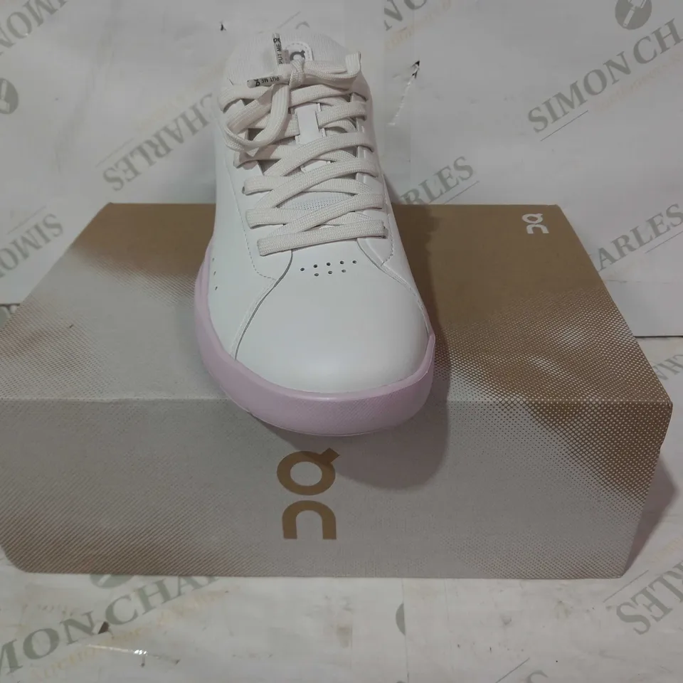 BOXED PAIR OF ON TRAINERS IN WHITE/LILY 8.5