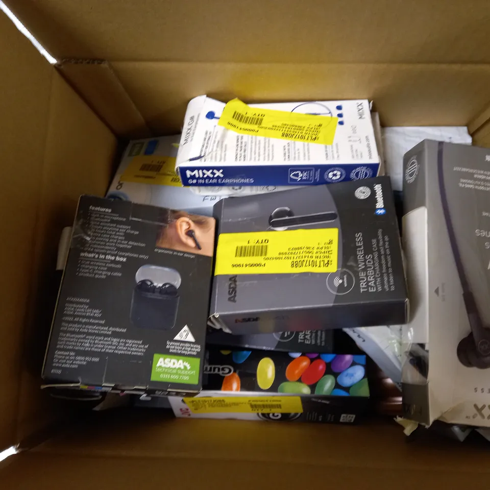 LOT OF APPROXIMATELY 16 PAIRS OF EARPHONES TO INCLUDE TRUE WIRELESS EARBUDS WITH CHARGING CASE, MIXX WIRELESS PLAY WIRELESS EARPHONES, MIXX #G IN EAR EARPHONES IN BLUE, ETC