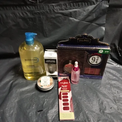 APPROXIMATEY 20 ASSORTED HEALTH AND BEAUTY PRODUCTS TO INCLUDE - HARRY POTTER BATH FIZZER TRIO - BIODERMA CLEANSING OIL AND MYLEE GEL NAIL WRAPS