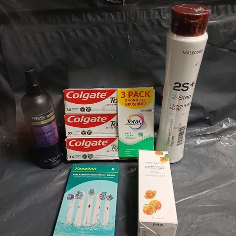 APPROXIMATELY 10 ASSORTED HEALTH & BEAUTY PRODUCTS TO INCLUDE COLGATE TOOTHPASTE, TOOTHBRUSH HEADS, CARE & PROTECT HAIR SPRAY ETC