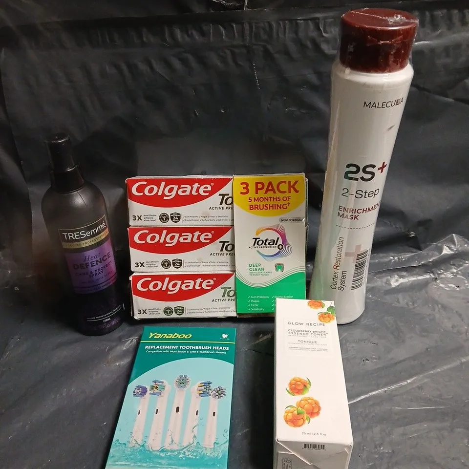 APPROXIMATELY 10 ASSORTED HEALTH & BEAUTY PRODUCTS TO INCLUDE COLGATE TOOTHPASTE, TOOTHBRUSH HEADS, CARE & PROTECT HAIR SPRAY ETC 