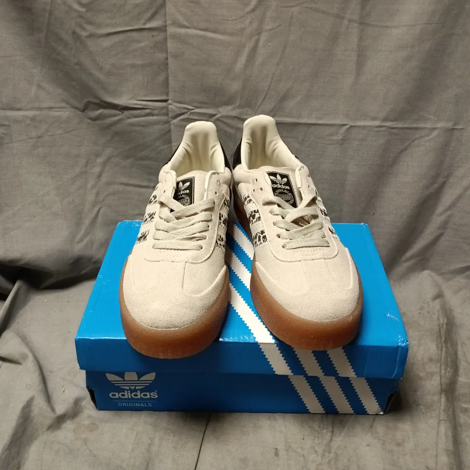 BOXED PAIR OF ADIDAS SAMBA OG TRAINERS IN OFF WHITE - UK 6