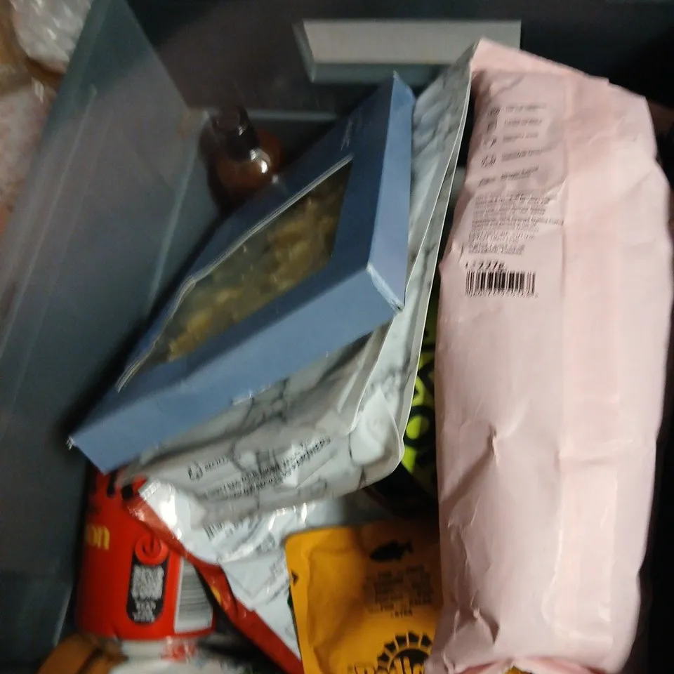 APPROXIMATELY 16 ASSORTED FOOD ITEMS INCLUDING BUBBLE TEA , ROBINSONS FRUIT SHOOT AND SKITTLES