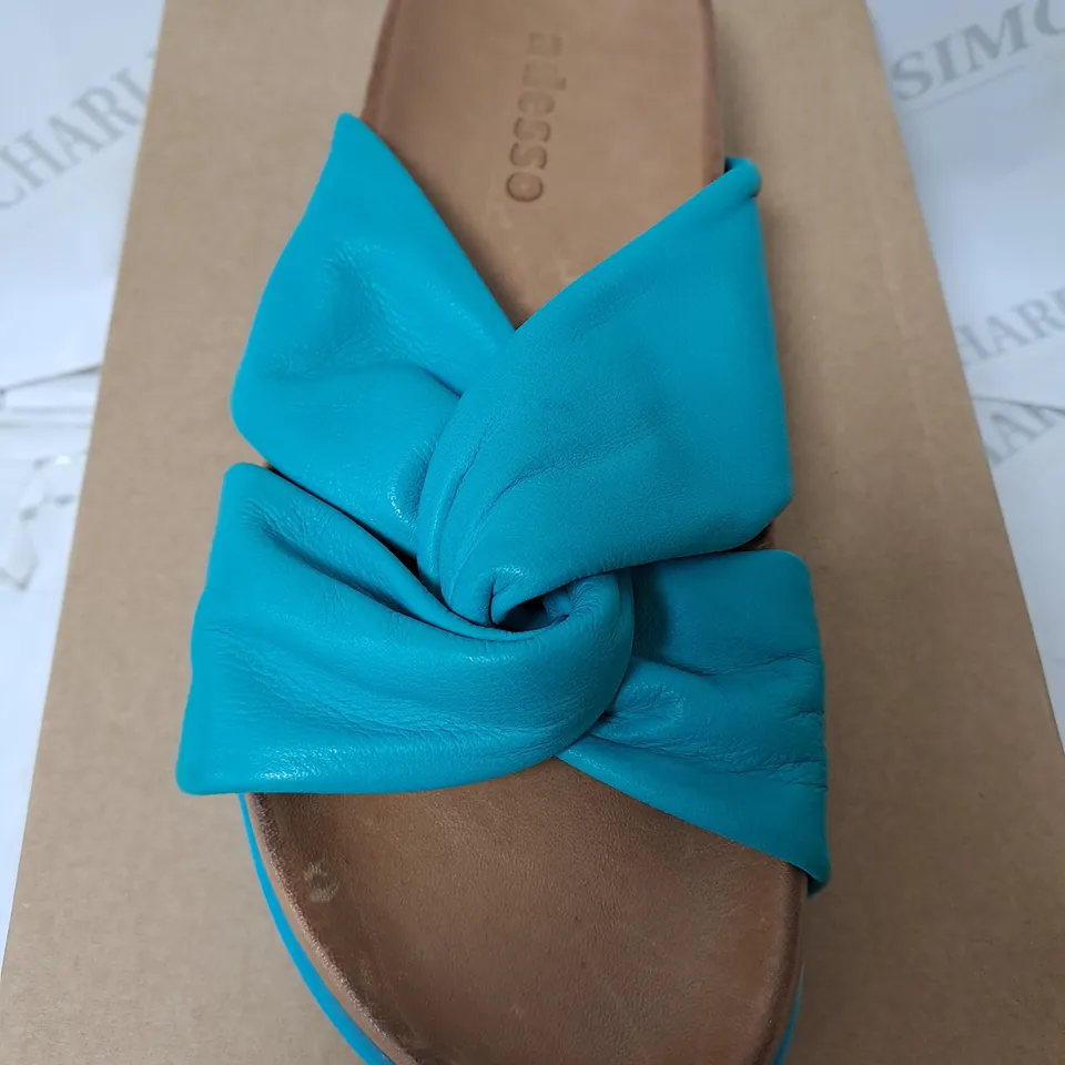 BOXED ADESSO SANDLES IN BLUE SIZE 7 