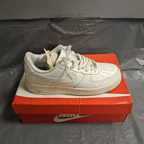 BOXED PAIR OF NIKE AIR FORCE 1 SHOES IN WHITE SIZE UK 9