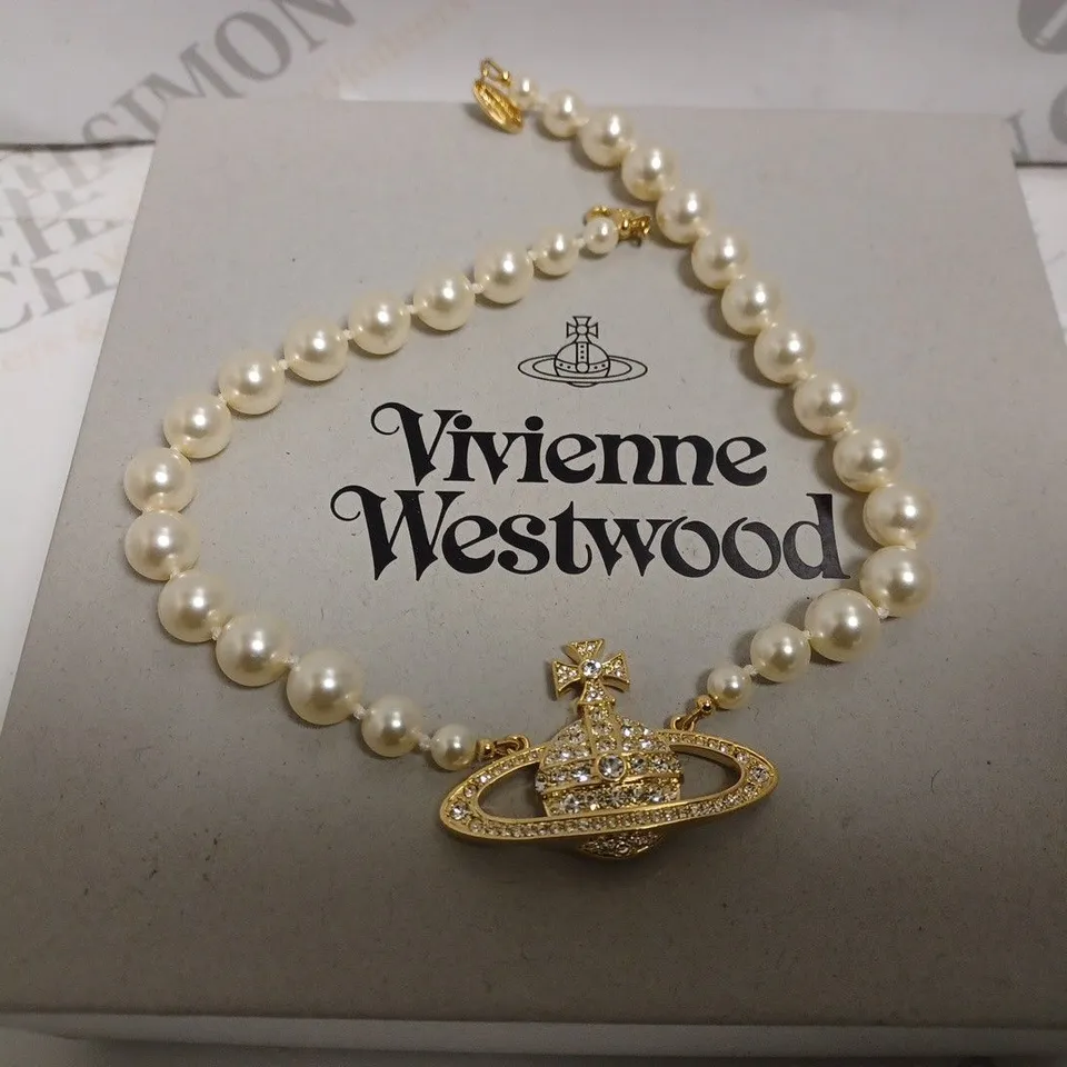 VIVIENNE WESTWOOD PEARL NECKALCE WITH LOGO CENTERPIECE