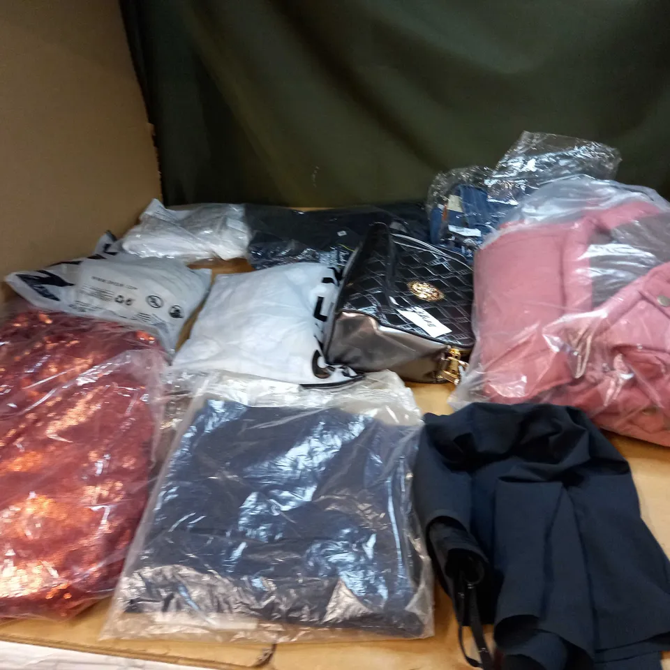LOT OF APPROX 20 ASSORTED CLOTHING ITEMS TO INCLUDE JUMPERS, SOCKS AND T-SHIRTS