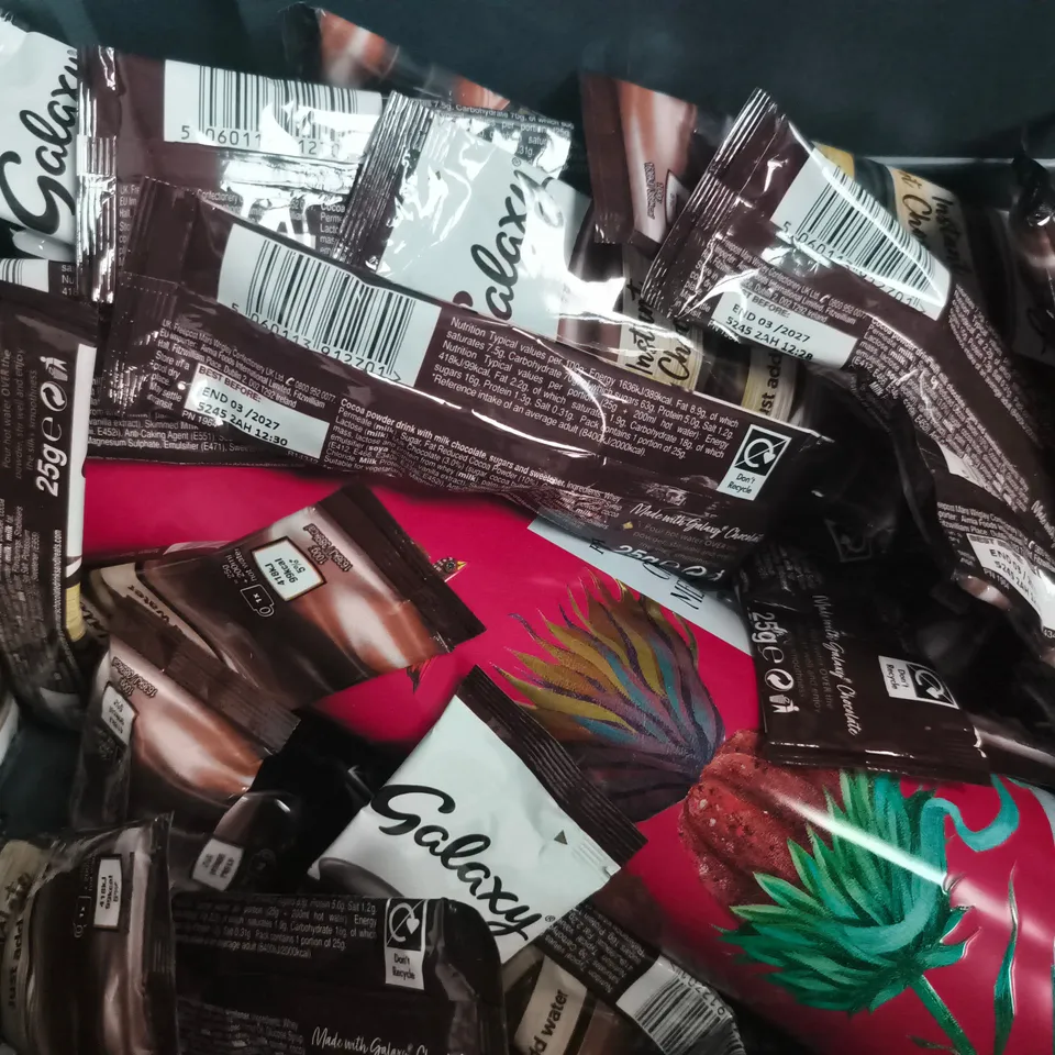 APPROXIMATELY 10 ASSORTED FOOD AND DRINK ITEMS TO INCLUDE MACARONI, FLUMPS, GALAXY, ETC