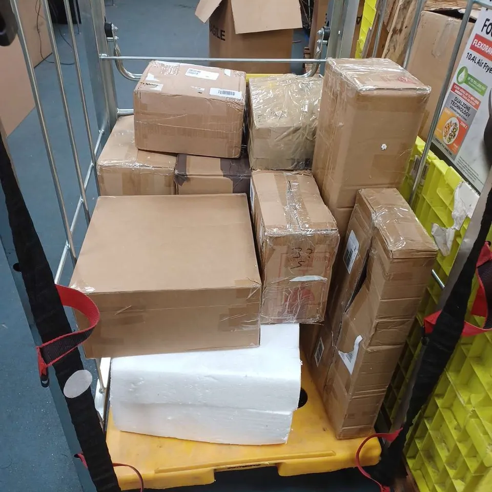 LOT OF APPROXIMATELY 10 HOUSEHOLD ITEMS TO INCLUDE LAMPS AND FESTIVE DECORATIONS