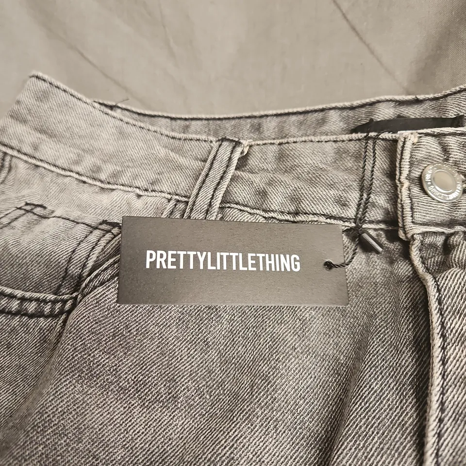 PRETTYLITTLETHING GREY FADED WASH STRAIGHT LEG JEANS – UK 10