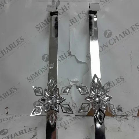BOXED SET OF 2 VERY HOME  CHRISTMAS WREATH SNOWFLAKE HANGERS 