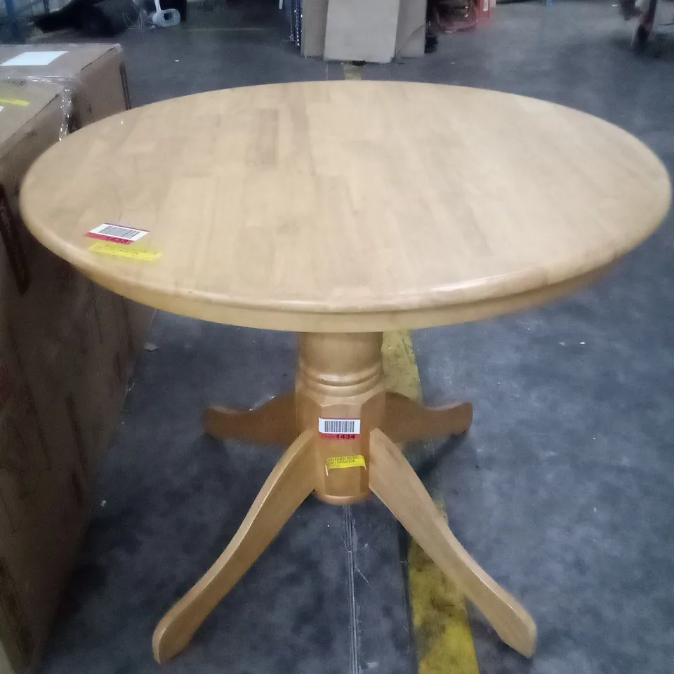 ROUND OAK DINING TABLE 