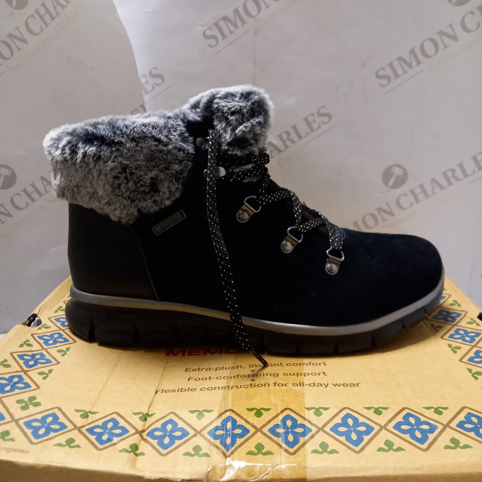 SKECHERS SYNERGY BLACK LACE BOOTS - SIZE 6.5