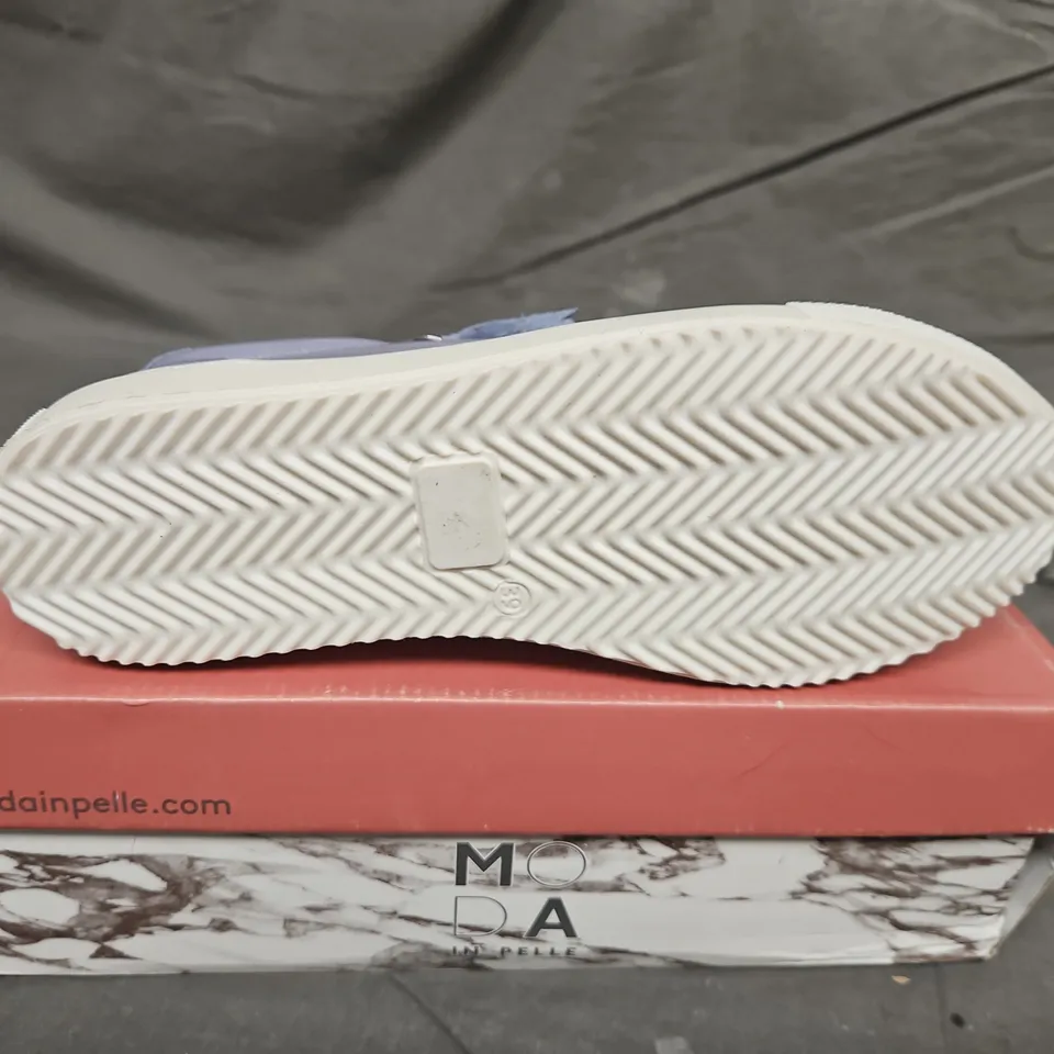 BOXED PAIR OF MODA IN PELLE LIGHT BLUE ZIP FEATURE LACE UP TRAINERS - UK SIZE 39
