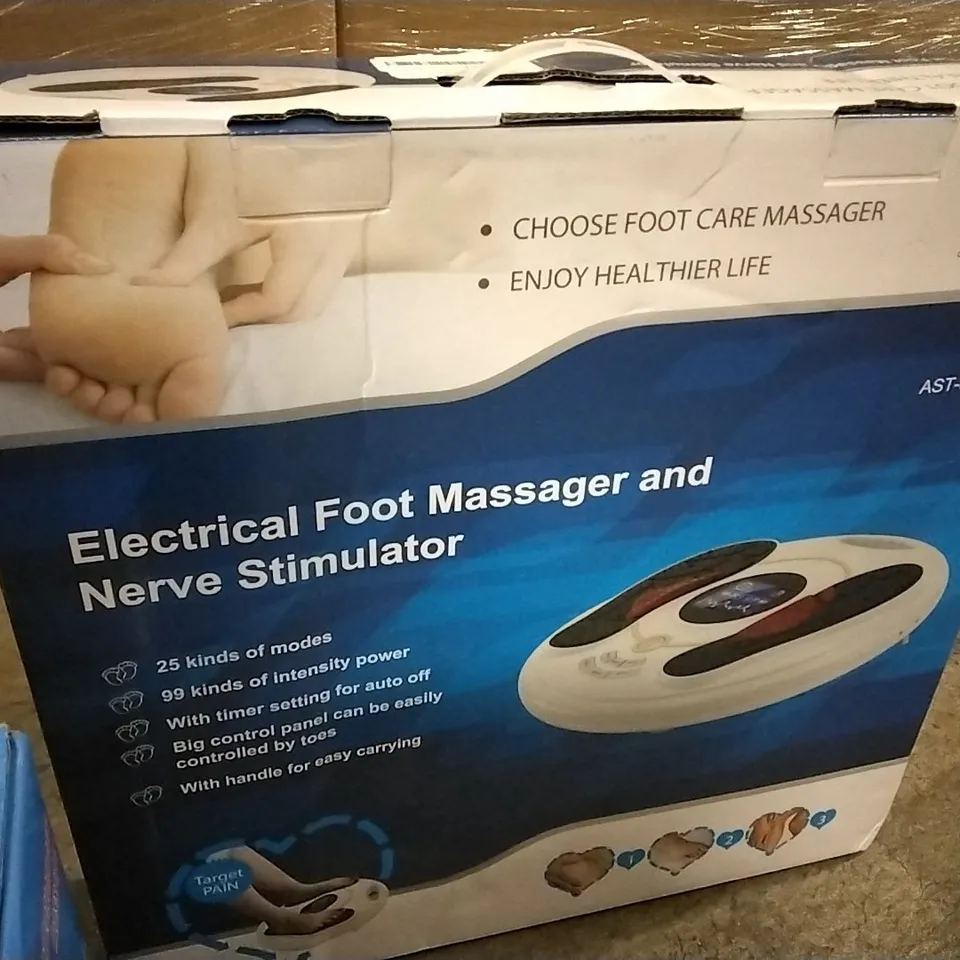 PALLET CONTAINING VARIOUS ASSORTED ITEMS TO INCLUDE: LOGO MCLAREN F1 CAR, FOOT MASSAGERS GAMING PC CASE, GAMING MOUSE MAT ETC.
