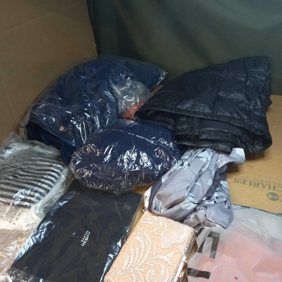 LOT OF APPROX 20 ASSORTED CLOTHING ITEMS TO INCLUDE JUMPERS, SOCKS AND T-SHIRTS
