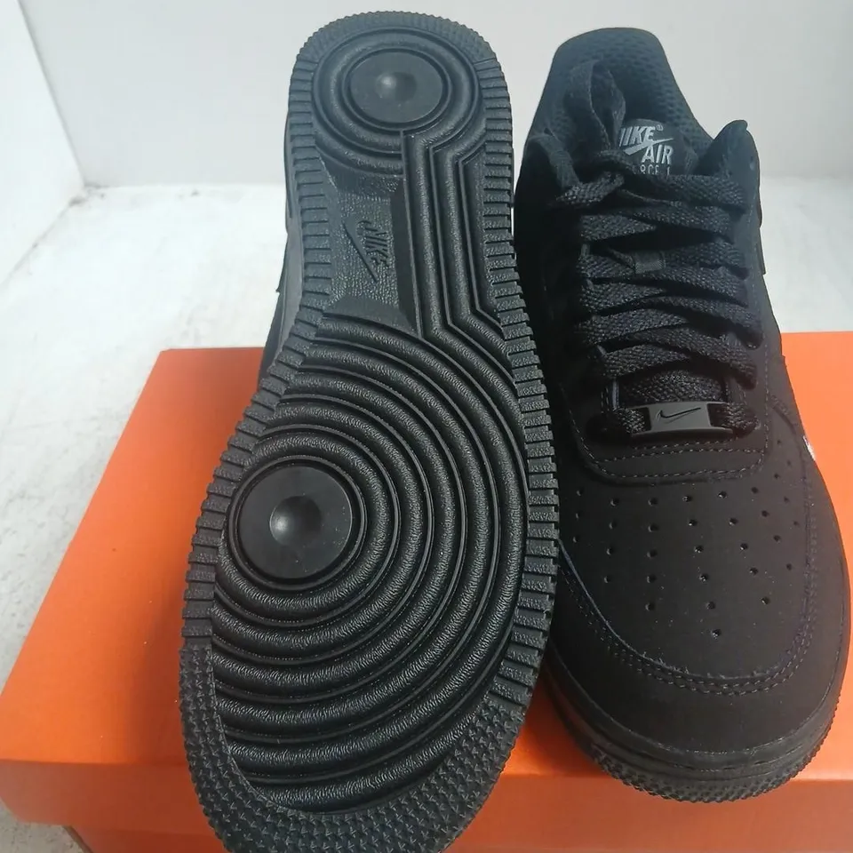 NIKE AIR FORCE 1 '07 LV8 – BLACK/COOL GREY, UK 7 (US 8) — BOXED
