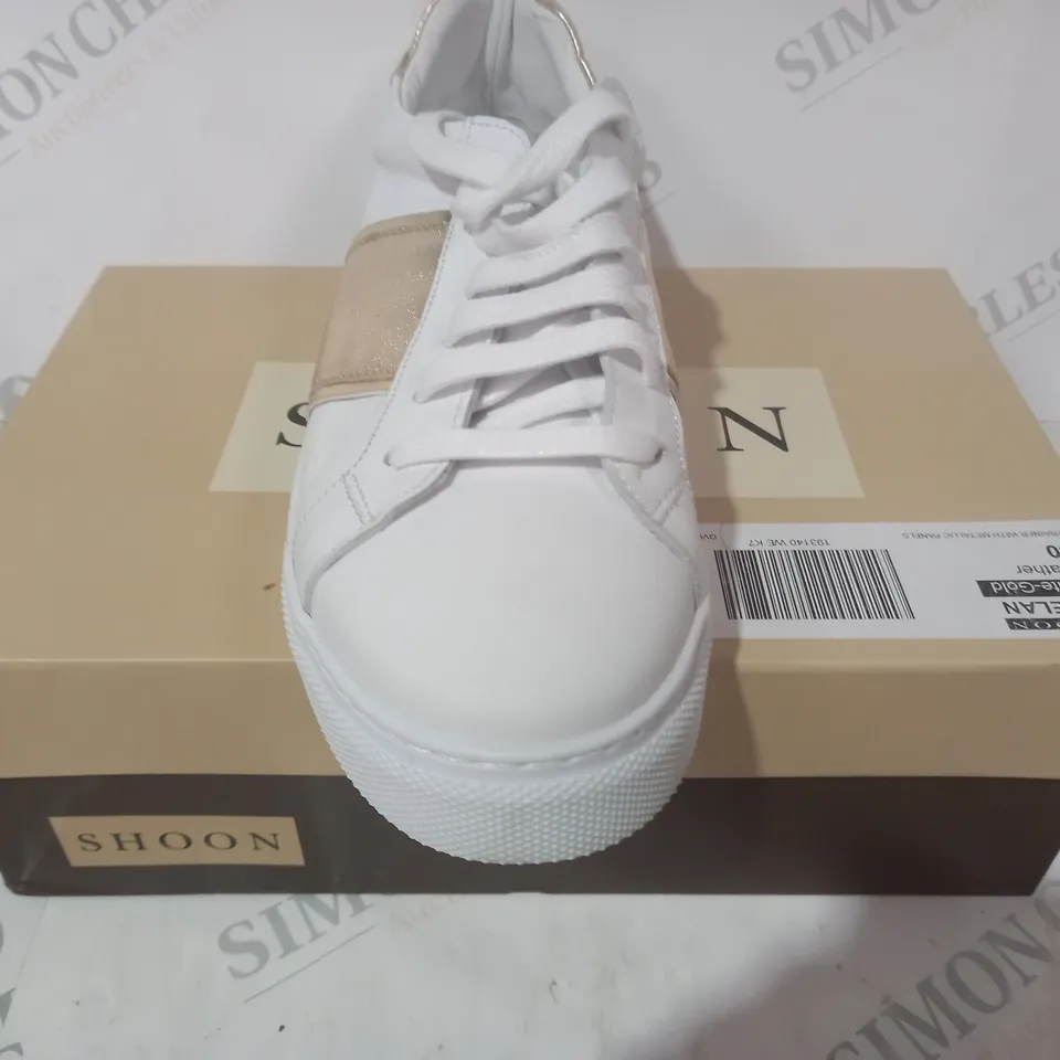 BOXED PAIR OF SHOON LACE UP TRAINERS IN WHITE/METALLIC GOLD SIZE 7