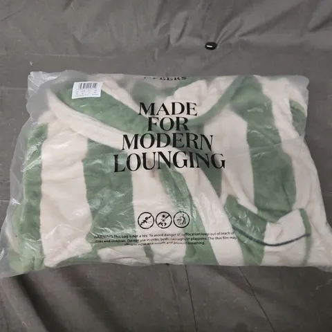 BAGGED CHELSEA PEERS STRIPED DRESSING GOWN IN WHITE/GREEN - UK XS