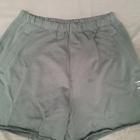 GYM SHARK LIFTING GFX SHORTS IN DARK GREEN SIZE MEDIUM