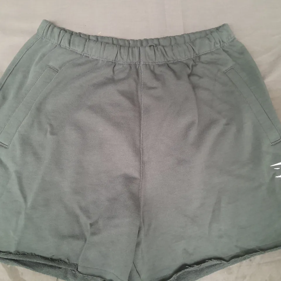 GYM SHARK LIFTING GFX SHORTS IN DARK GREEN SIZE MEDIUM