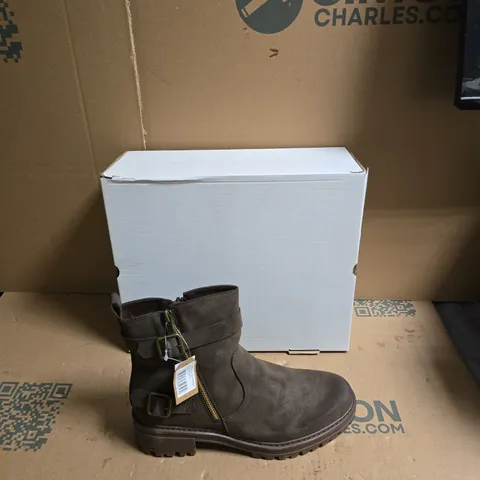 DARK BROWN ANKLE BOOTS WITH SIDE ZIP AND BUCKLE STRAP β LUG SOLE - UK SIZE 7