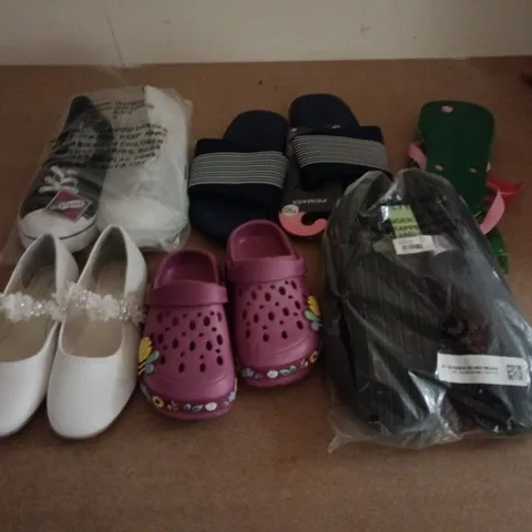 APPROXIMATELY 20 ASSORTED PAIRS OF SHOES AND FOOTWEAR ITEMS IN VARIOUS STYLES AND SIZES TO INCLUDE BRANDS SUCH AS MONSOON, HAVAIANAS, PRIMARK, ETC - COLLECTION ONLY