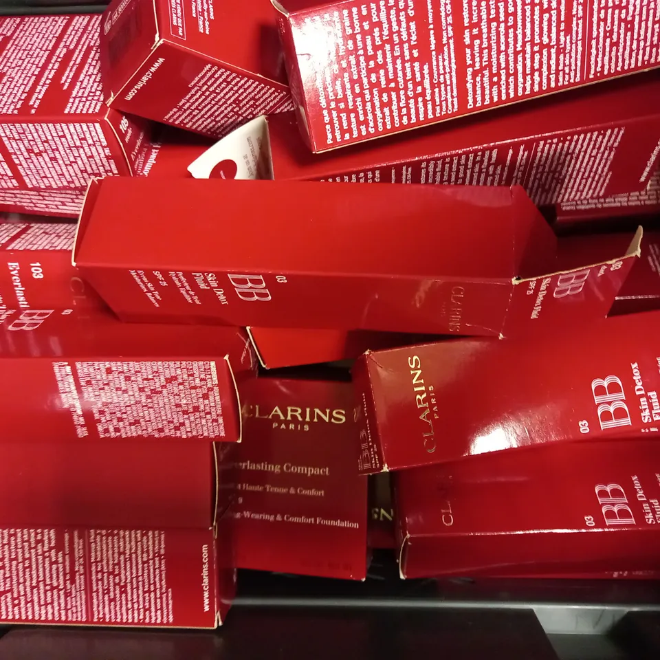 LOT OF APPROXIMATELY 50 CLARINS FACE-MAKE UP ITEMS, TO INCLUDE FOUNDATION, POWDER & CONCEALER, IN VARIOUS SHADES
