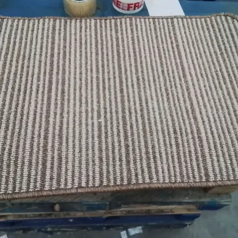 QUALITY DESIGNER AREA RUG - APPROXIMATELY 75X50CM