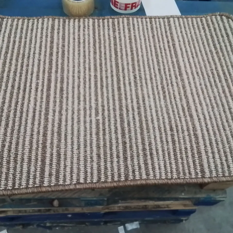 QUALITY DESIGNER AREA RUG - APPROXIMATELY 75X50CM